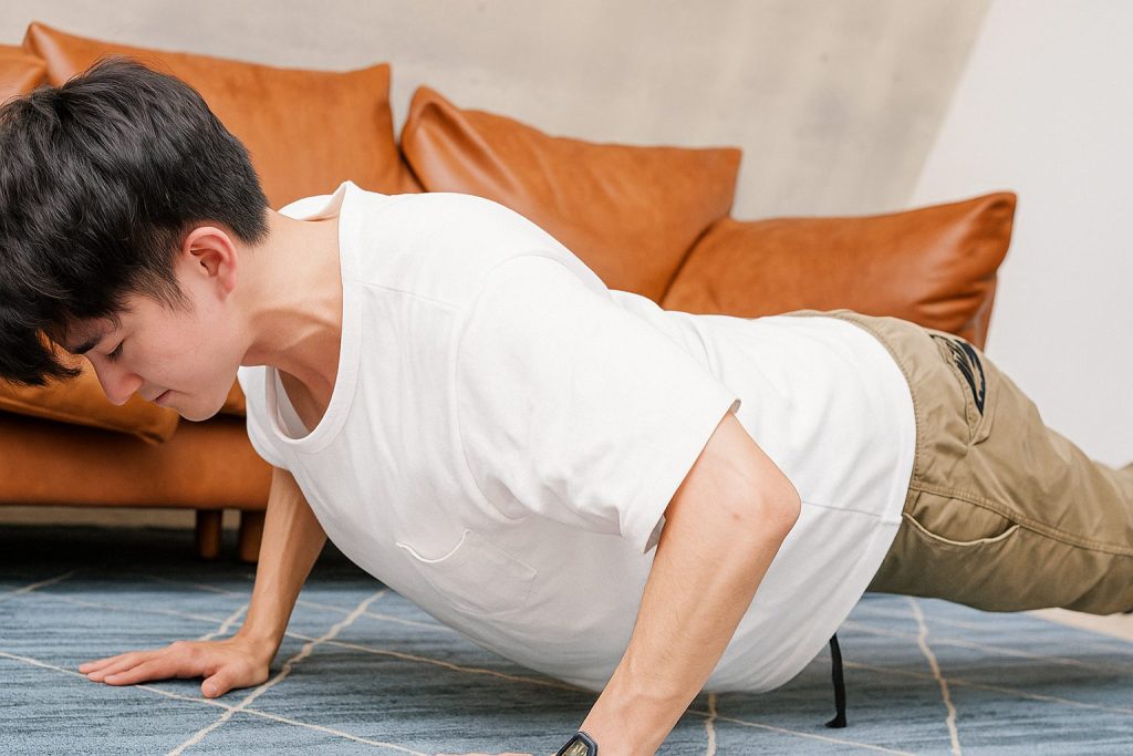 家でトレーニングする男性