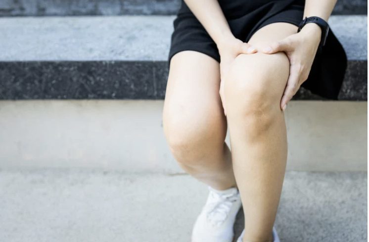 浮腫んでいる女性の足
