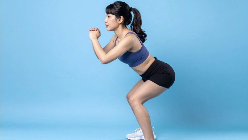 スクワットをする女性